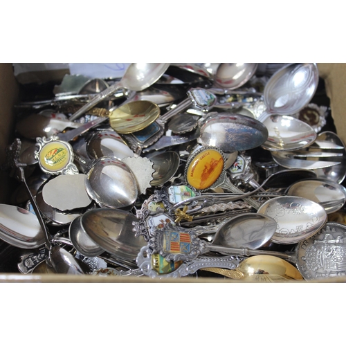 836 - Box containing a quantity of various collectors spoons