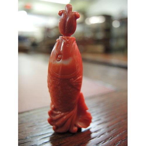 461 - Chinese red carved jade snuff bottle, in the form of a fish, with stopper, 60mm long including stopp... 