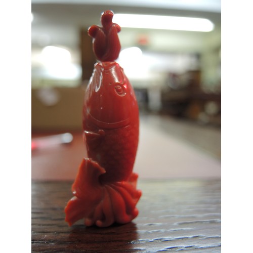 461 - Chinese red carved jade snuff bottle, in the form of a fish, with stopper, 60mm long including stopp... 