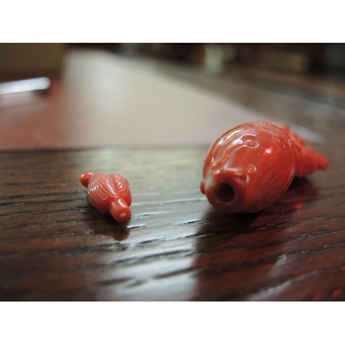 461 - Chinese red carved jade snuff bottle, in the form of a fish, with stopper, 60mm long including stopp... 