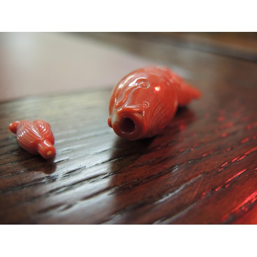 461 - Chinese red carved jade snuff bottle, in the form of a fish, with stopper, 60mm long including stopp... 