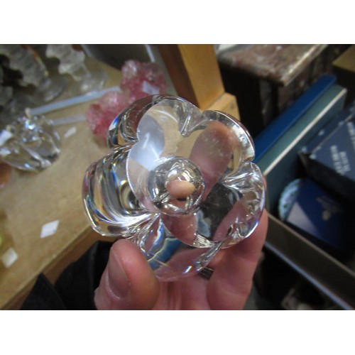 589 - Archimeede Seguso, lucky four leaf clover form candleholder and four other glass items