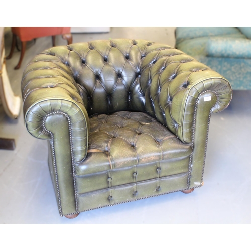 1604 - Green buttoned leather Chesterfield armchair