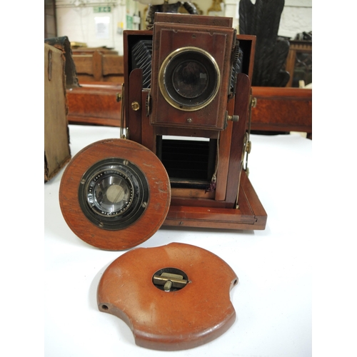 304 - Early 20th Century mahogany and brass plate camera in fitted case