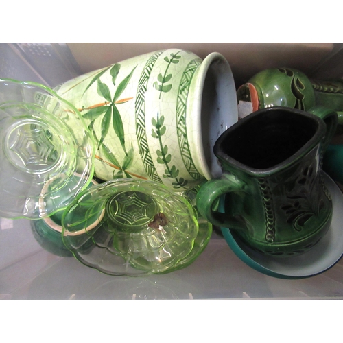 517 - Box containing various green leaf plates and other green pottery and glassware