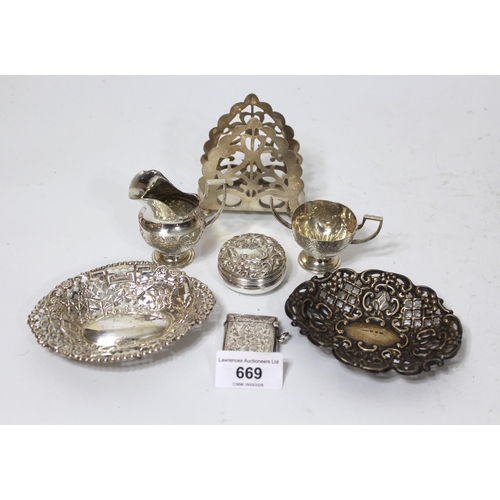 669 - Group of small silver items to include a letter rack, pair of trinket dishes, vesta case etc, 6.7oz ... 