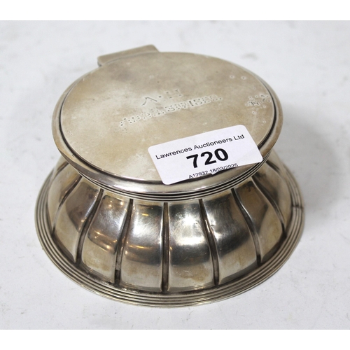 720 - Goldsmiths and Silversmiths Company silver circular inkwell with hinged cover and cut glass insert (... 