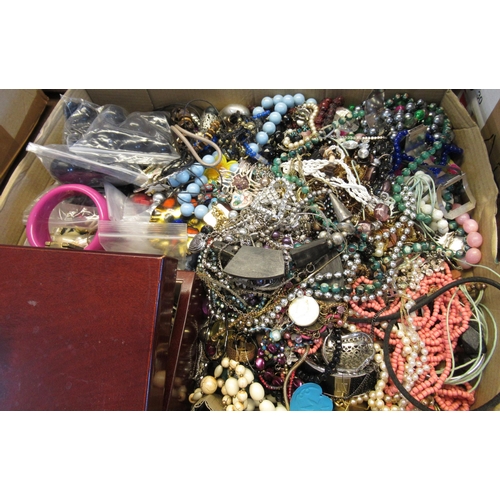 761 - Box containing a quantity of various costume jewellery