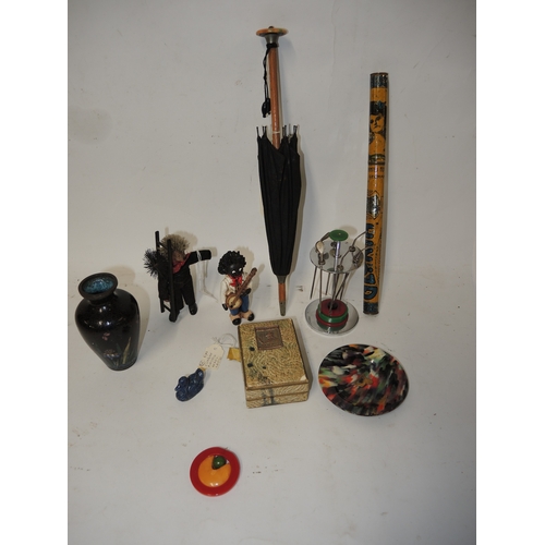 309 - Small quantity of miscellaneous collectables including a miniature umbrella, cocktail stick set in t... 