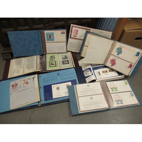 337 - Quantity of First Day covers in various albums