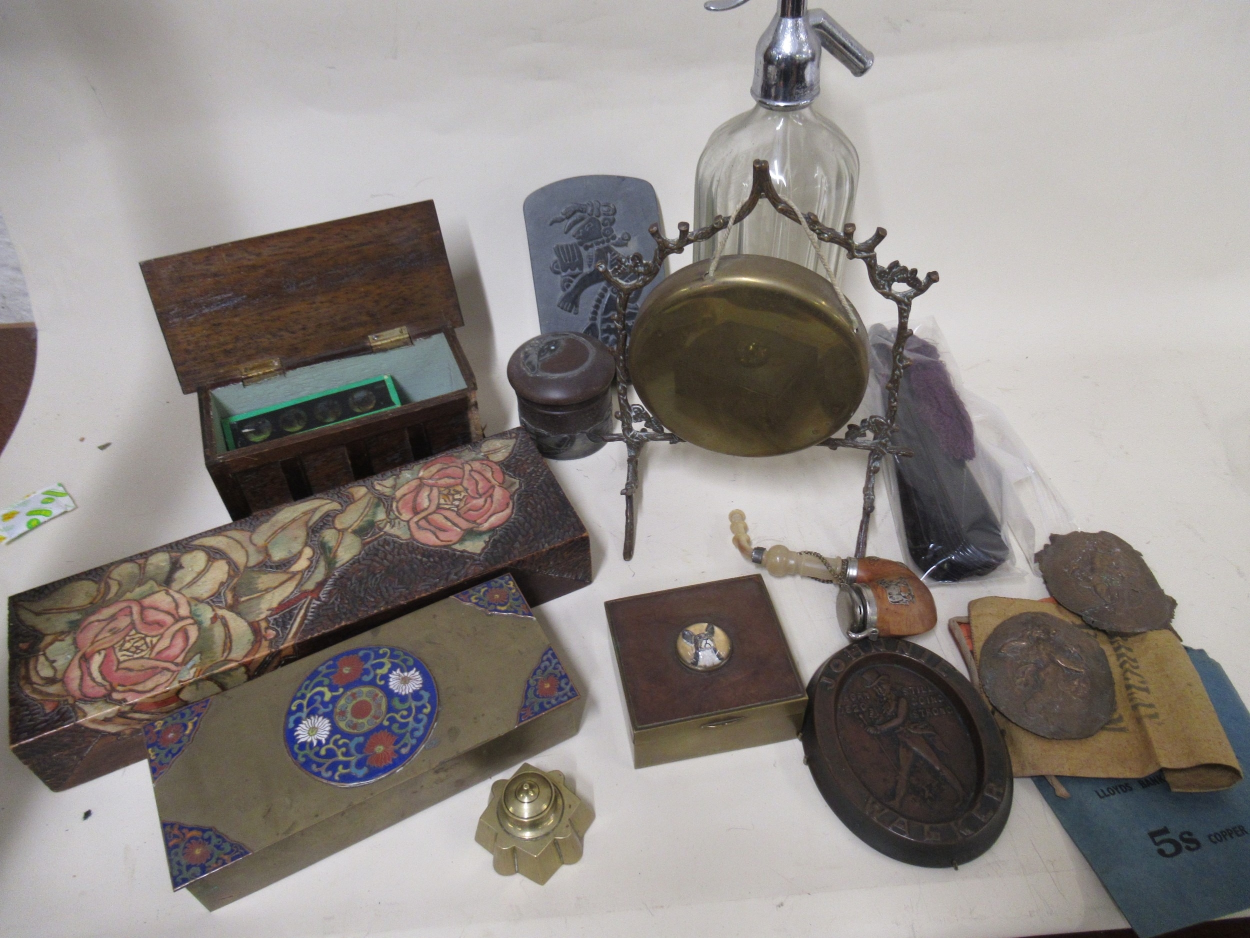 Box containing a large quantity of miscellaneous collectables including ...