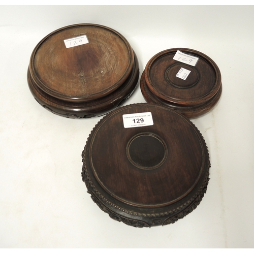 129 - Good quality Chinese carved hardwood and pierced circular vase stand, 17cm diameter, together with t... 