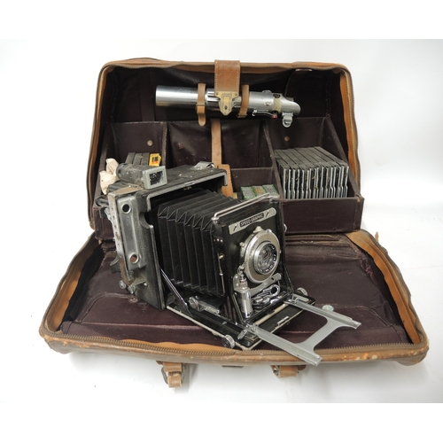 147 - Graflex Speed Graphic camera outfit in original fitted leather case, with accessories