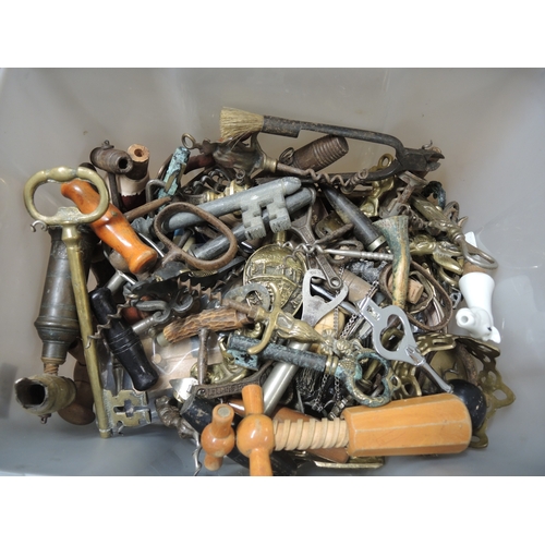 171 - Large quantity of miscellaneous corkscrews