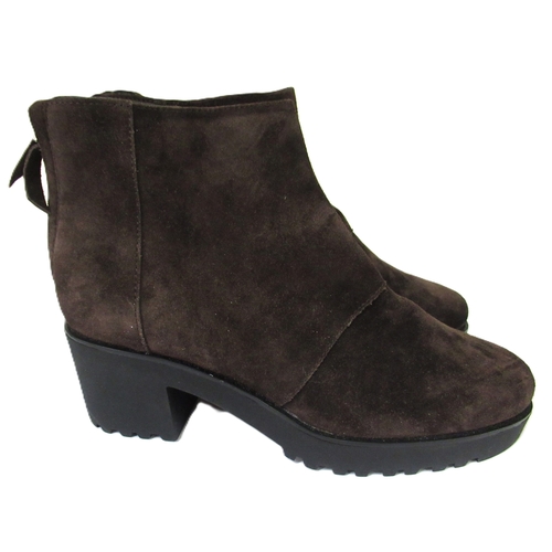 109 - Hogan, pair of ladies suede ankle boots, size 37, complete with dust bag and original box, together ... 