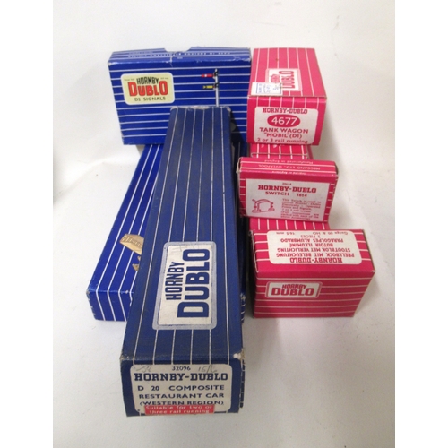 184 - Hornby set 2006 0-6-0 tank goods set in original box, together with a quantity of other accessories,... 