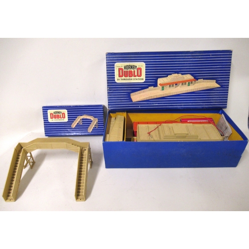 184 - Hornby set 2006 0-6-0 tank goods set in original box, together with a quantity of other accessories,... 