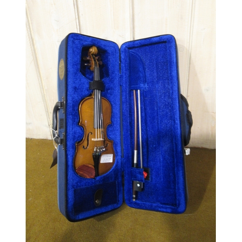 207 - Student quarter size violin in a fitted case, together with a 1/32nd scale violin by Stentor in fitt... 