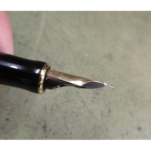 46 - Parker Duofold Mini yellow check fountain pen, 11.6cm long in original box