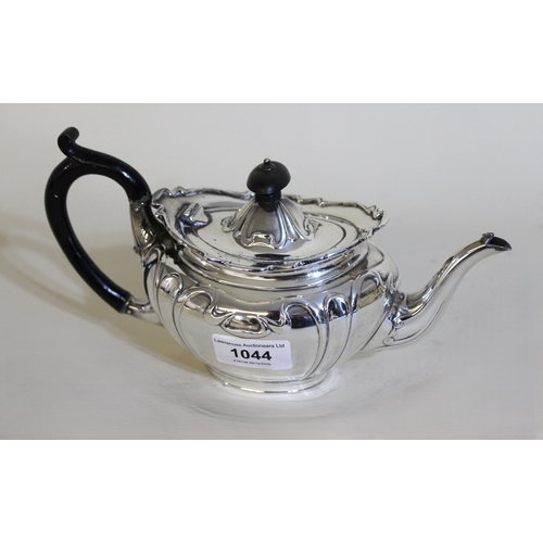 1044 - Small early 20th Century London silver teapot with ebonised handles, 12.5oz t