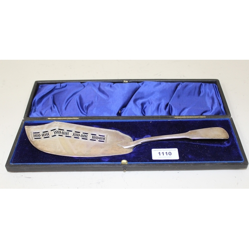 1110 - George III London silver fish slice, 5oz t, in a fitted case