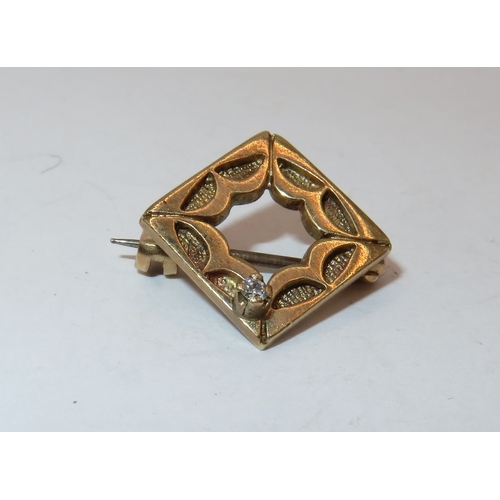 1128 - Small 9ct gold square brooch set single diamond, 1.9g