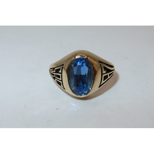 1131 - 14ct Yellow gold college ring set blue stone, size J, 5.1g