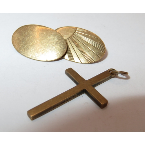 1172 - 9ct Gold single cufflink, together with a 9ct gold pendant cross, 3.1g