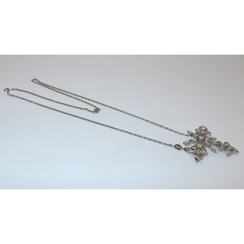 1208 - 18ct White gold diamond pendant necklace on chain of pierced design, gross weight 7.2g