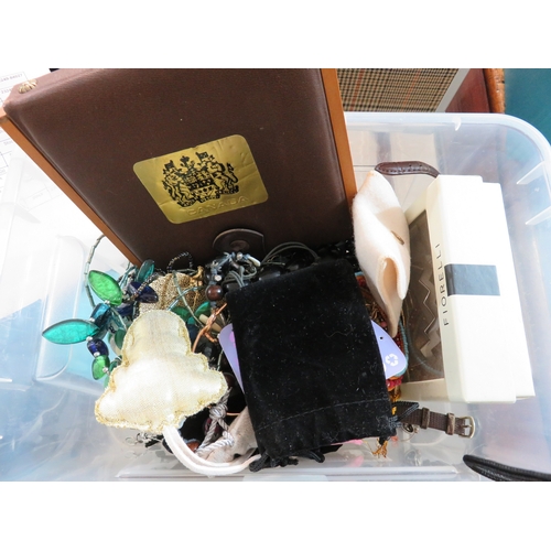 1317 - Small quantity of various jewellery and coins, including a Canadian proof set in fitted case