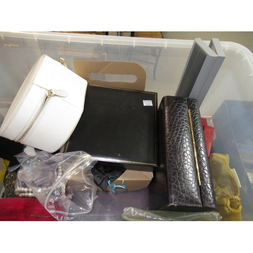 1322 - Large quantity of miscellaneous costume jewellery and watches