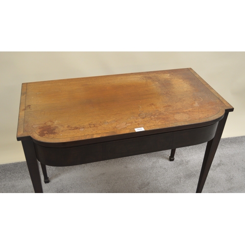 1910 - Edwardian mahogany serving table in George III style, crossbanded and inlaid with stringing, on squa... 