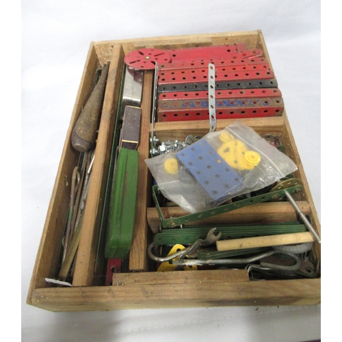 340 - Wooden box containing a quantity of various Meccano magazines and loose Meccano sets and a boxed Bay... 