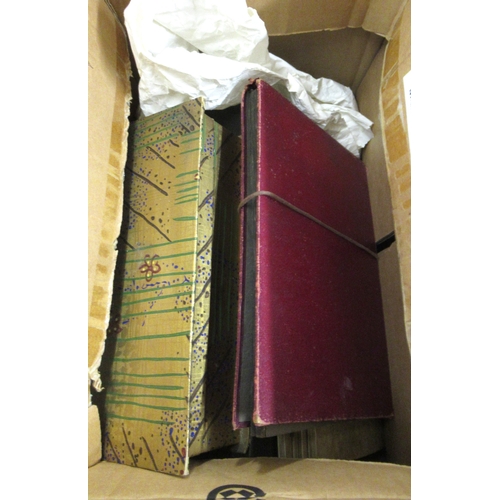 625 - Box containing a collection of various cigarette cards, Brooke Bond tea cards, etc., in albums and l... 