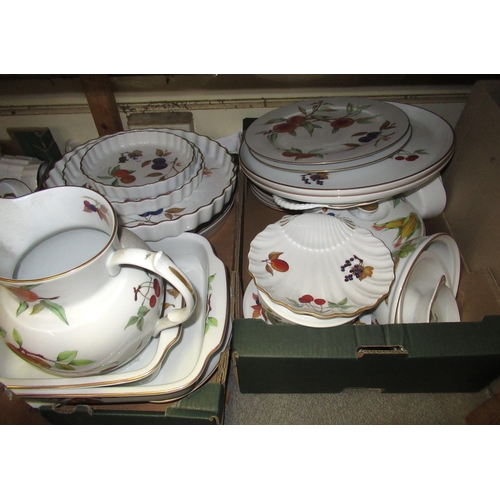 845 - Large quantity of Royal Worcester Evesham pattern kitchen and tableware