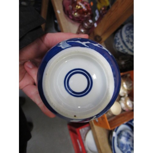 809 - Two Chinese blue and white ginger jars, together with a Canton plate