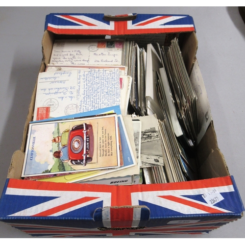 Box containing a quantity of various 20th Century postcards