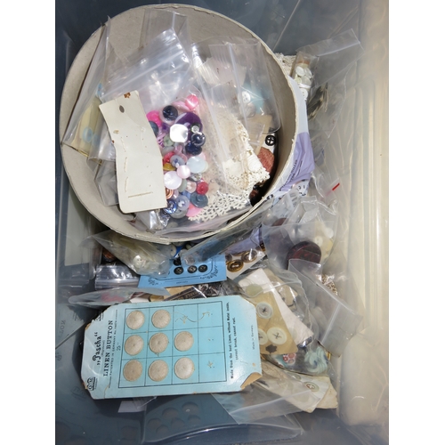 29 - Quantity of buttons, including mother of pearl and glass