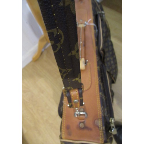 46 - Vintage Louis Vuitton garment carrier bag crafted from the brand's signature monogram canvas with le... 
