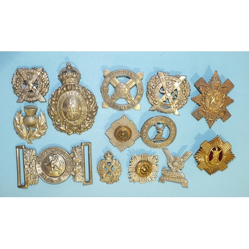 124 - A London Scottish Volunteers belt buckle and a collection of twelve various Scottish regiments milit... 