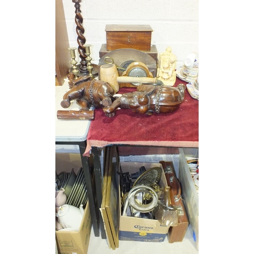 119 - An Elliot mantel clock in oak case, 13cm high, an olive barrel-shaped maul, metal ware and miscellan... 