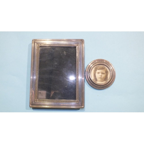 203 - A modern rectangular silver photograph frame, 16.5 x 12.5cm, Sheffield 1997, together with a small c... 