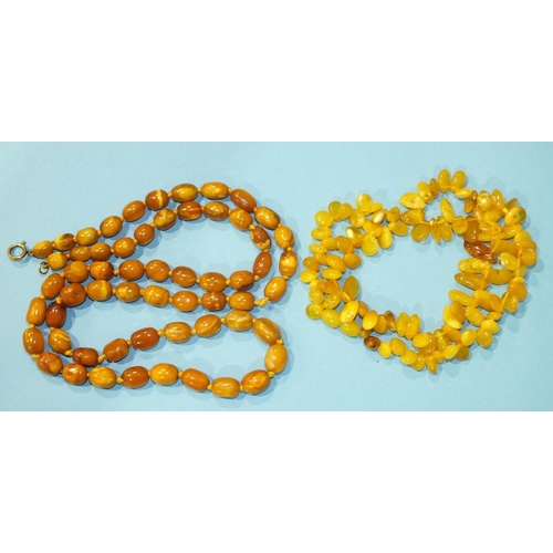 289 - A string of graduated 'butterscotch' amber beads, largest 12mm x 9mm, 77cm long, 31g and a modern am... 