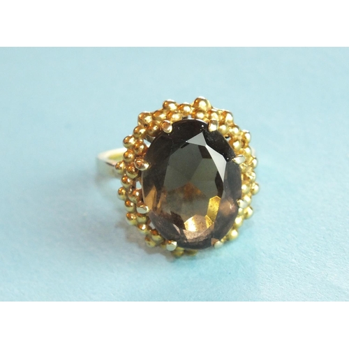 301 - A 9ct gold ring set smoky quartz, size O, 6g.