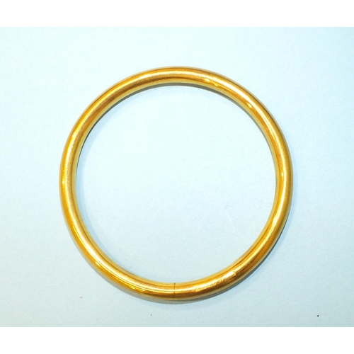 317 - A 9ct gold slave bangle of plain design, 7cm inner diameter, 15.7g.