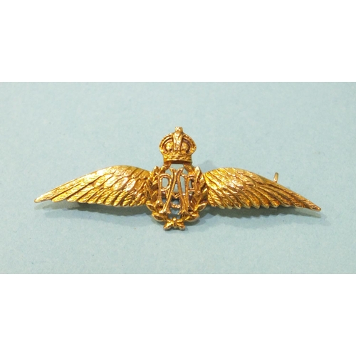 327 - A 9ct gold RAF sweetheart brooch, 4cm, 2.6g, (boxed).