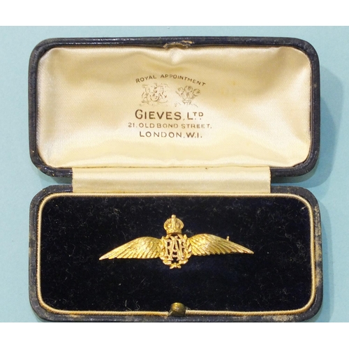 327 - A 9ct gold RAF sweetheart brooch, 4cm, 2.6g, (boxed).