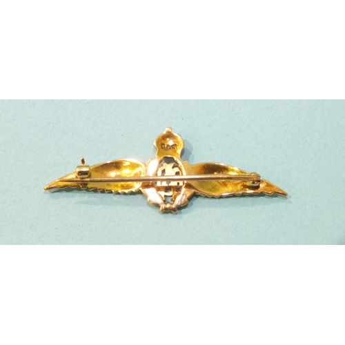 327 - A 9ct gold RAF sweetheart brooch, 4cm, 2.6g, (boxed).