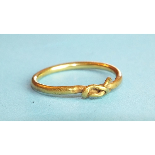 333 - An unmarked yellow metal knot ring, size P, 2.9g.