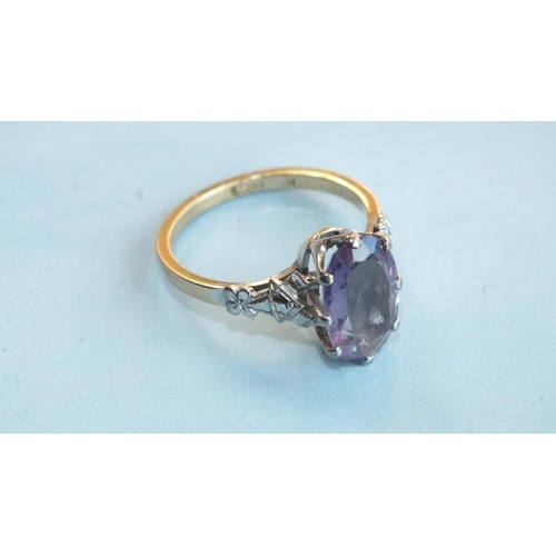 340 - An 18ct gold ring claw-set an oval synthetic colour-changing sapphire, size M, 3.7g.